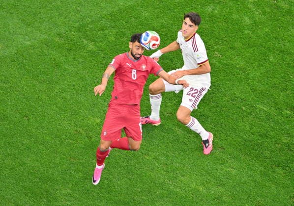 FIFA World Cup, WM, Weltmeisterschaft, Fussball 2026 - Round of 16 - Portugal vs Spain Bruno Fernandes of Portugal (L) and Pau Cubarsi of Spain in action during the FIFA World Cup 2026 Round of 16 match Portugal against Spain, in Dallas, USA, 06 July 2026. DALLAS United States  Copyright: xSAMxWASSONx