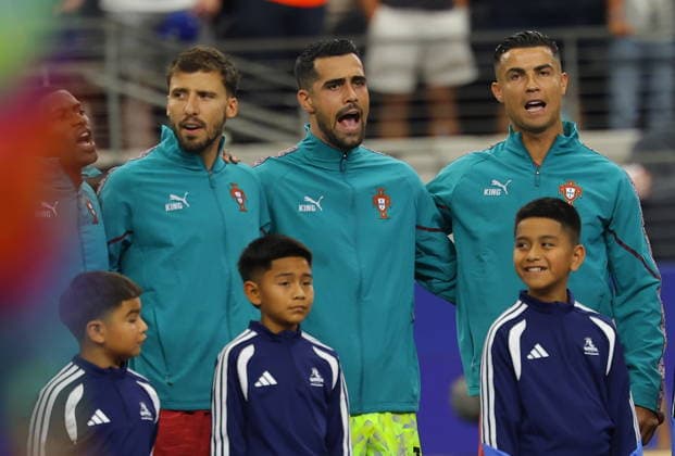 FIFA World Cup, WM, Weltmeisterschaft, Fussball 2026 - Round of 16 - Portugal vs Spain Cristiano Ronaldo (R) of Portugal sings the national anthem before the FIFA World Cup 2026 Round of 16 match Portugal against Spain, in Dallas, USA, 06 July 2026. DALLAS United States  Copyright: xCHRISTOPHERxNEUNDORFx