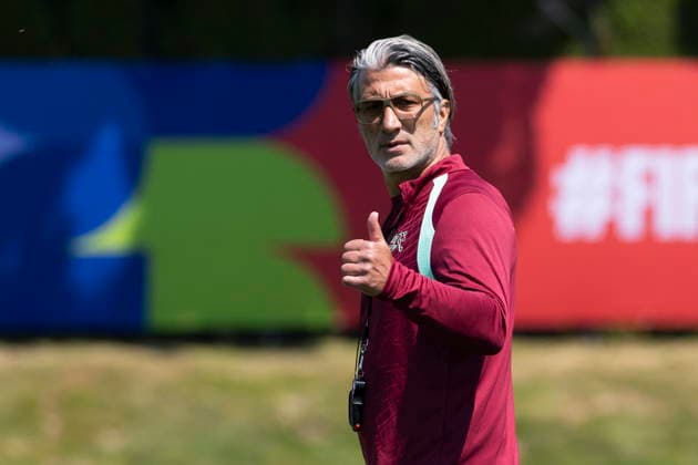 FIFA World Cup, WM, Weltmeisterschaft, Fussball 2026 - Switzerland training session Switzerland s head coach Murat Yakin reacts during a training session one day ahead of the FIFA World Cup 2026 Round of 16 match between Switzerland and Colombia, in Vancouver, Canada, Monday, 06 July 2026. VANCOUVER Canada  Copyright: xPETERxKLAUNZERx