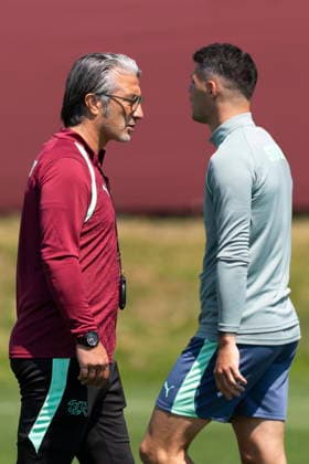 FIFA World Cup, WM, Weltmeisterschaft, Fussball 2026 - Switzerland training session Switzerland s head coach Murat Yakin and his player Granit Xhaka during a training session one day ahead of the FIFA World Cup 2026 Round of 16 match between Switzerland and Colombia, in Vancouver, Canada, Monday, 06 July 2026. VANCOUVER Canada  Copyright: xPETERxKLAUNZERx