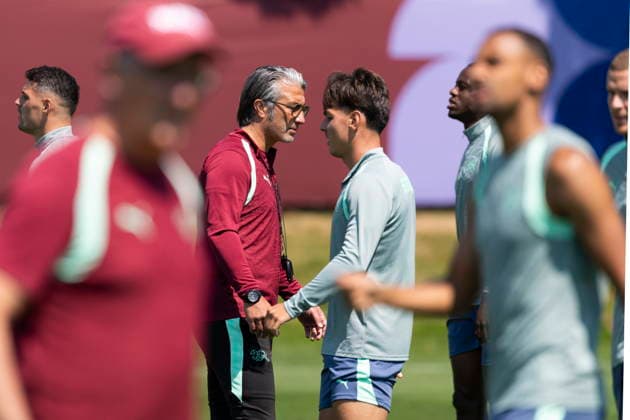 FIFA World Cup, WM, Weltmeisterschaft, Fussball 2026 - Switzerland training session Switzerland s head coach Murat Yakin, center, and his players Granit Xhaka, Ardon Jashari, Denis Zakaria, Djibril Sow and Nico Elvedi, form left, during a training session one day ahead of the FIFA World Cup 2026 Round of 16 match between Switzerland and Colombia, in Vancouver, Canada, Monday, 06 July 2026. VANCOUVER Canada  Copyright: xPETERxKLAUNZERx