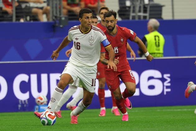 FIFA World Cup, WM, Weltmeisterschaft, Fussball 2026 - Round of 16 - Portugal vs Spain Rodri (L) of Spain in action against Bruno Fernandes of Portugal during the FIFA World Cup 2026 Round of 16 match Portugal against Spain, in Dallas, USA, 06 July 2026. DALLAS United States  Copyright: xCHRISTOPHERxNEUNDORFx