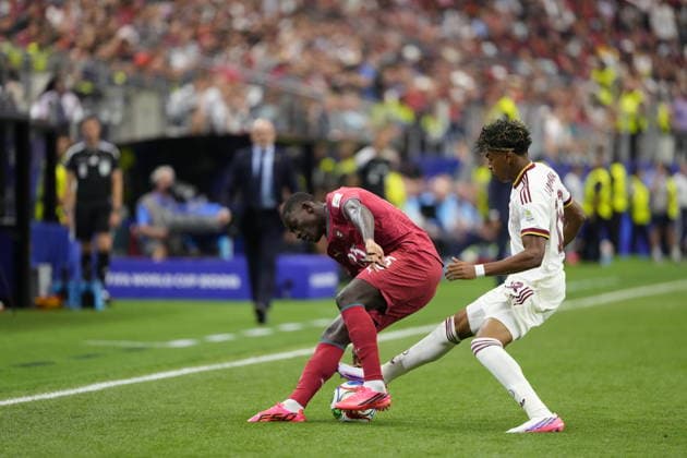 Portugal v Spain - FIFA World Cup, WM, Weltmeisterschaft, Fussball 2026 - Round of 16 TEXAS, USA - JULY 06: Lamine Yamal of Spain and Nuno Mendes of Portugal compete for the ball during FIFA World Cup 2026 Round of 16 match between Portugal and Spain at Dallas Stadium in Arlington, Texas, United States on July 06, 2026. Jose Hernandez Anadolu Texas United States. Editorial use only. Please get in touch for any other usage.  Copyright: x2026xAnadoluxJosexHernandezx