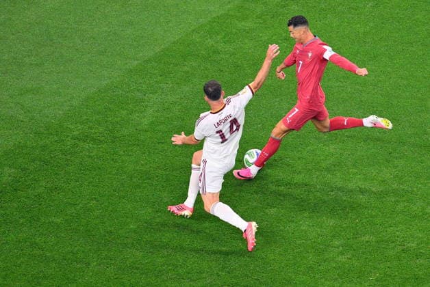 FIFA World Cup, WM, Weltmeisterschaft, Fussball 2026 - Round of 16 - Portugal vs Spain Cristiano Ronaldo of Portugal (R) takes a shot on goal during the FIFA World Cup 2026 Round of 16 match Portugal against Spain, in Dallas, USA, 06 July 2026. DALLAS United States  Copyright: xSAMxWASSONx