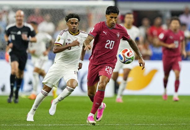 FIFA World Cup, WM, Weltmeisterschaft, Fussball 2026 - Round of 16 - Portugal vs Spain Lamine Yamal of Spain (L) and Joao Cancelo of Portugal in action during the FIFA World Cup 2026 Round of 16 match Portugal against Spain, in Dallas, USA, 06 July 2026. DALLAS United States  Copyright: xJEFFREYxMCWHORTERx