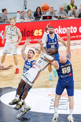 Christos Loizides (Zypern, 01), Dennis Schroeder (Deutschland, 17), Ioannis Giannaras (Zypern, 10), Roberto Mantovani (Zypern, 69), Deutschland vs. Zypern, Basketball, WM Qualifikation 2027, Gruppe E, 06.07.2026 Deutschland vs. Zypern, Basketball, WM Qualifikation 2027, Gruppe E, 06.07.2026 Bamberg *** Christos Loizides, Cyprus, 01; Dennis Schroeder, Germany, 17; Ioannis Giannaras, Cyprus, 10; Roberto Mantovani, Cyprus, 69; Germany vs. Cyprus, Basketball, 2027 World Cup Qualifiers, Group E, July 6, 2026 Germany vs. Cyprus, Basketball, 2027 World Cup Qualifiers, Group E, July 6, 2026 Bamberg Copyright: xEibner-Pressefoto G.xSantemizx EP_GSZ