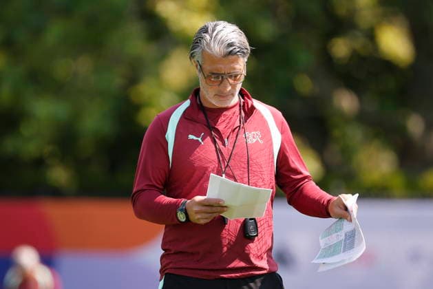 FIFA World Cup, WM, Weltmeisterschaft, Fussball 2026 - Switzerland training session Switzerland s head coach Murat Yakin reads his notes during a training session one day ahead of the FIFA World Cup 2026 Round of 16 match between Switzerland and Colombia, in Vancouver, Canada, Monday, 06 July 2026. VANCOUVER Canada  Copyright: xPETERxKLAUNZERx
