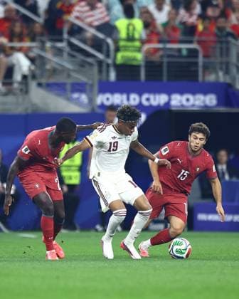 Lamine Yamal of Spain and Joao Neves of Portugal Portugal v Spain 2026 FIFA World Cup, WM, Weltmeisterschaft, Fussball Round of 16, Football, Dallas Stadium, Arlington, Texas, USA - 06 Jul 2026Arlington Dallas Stadium Texas (TX) United States of America  Copyright: xMichaelxZemanek Shutterstockx 16980007n