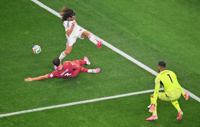 FIFA World Cup, WM, Weltmeisterschaft, Fussball 2026 - Round of 16 - Portugal vs Spain Marc Cucurella of Spain (up) and Ruben Dias of Portugal in action during the FIFA World Cup 2026 Round of 16 match Portugal against Spain, in Dallas, USA, 06 July 2026. DALLAS United States  Copyright: xSAMxWASSONx