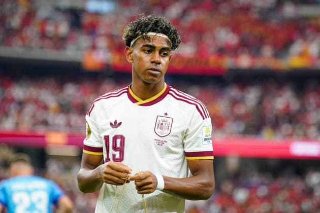 USA: Fussball FIFA World Cup, WM, Weltmeisterschaft, Fussball 2026, Achtelfinale - Spanien vs Portugal - AT&T Stadium (Dallas Stadium) in Arlington: Lamine Yamal (Spanien 19) mit Schmuck, Glücksbringer, Goldschmuck *** USA Soccer 2026 FIFA World Cup, Round of 16: Spain vs. Portugal at AT&T Stadium in Dallas, Arlington; Lamine Yamal (Spain, No. 19) wearing jewelry, lucky charms, and gold jewelry Copyright: xJOERANxSTEINSIEKx