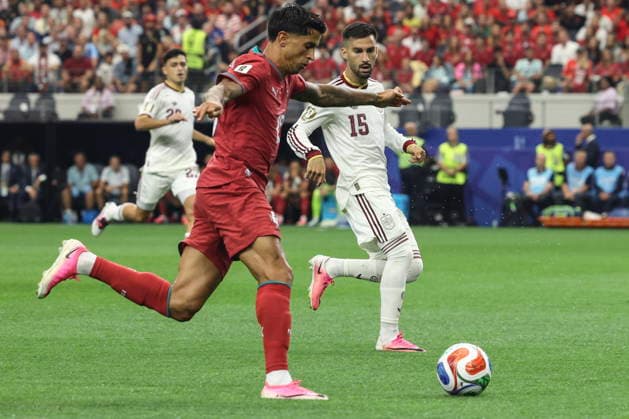 FIFA World Cup, WM, Weltmeisterschaft, Fussball 2026 - Round of 16 - Portugal vs Spain Portugal s Joao Cancelo (L) in action against Spain s Alex Baena during the FIFA World Cup 2026 Round of 16 match Portugal against Spain, in Dallas, Texas, USA, 06 July 2026. Arlington United States  Copyright: xMIGUELxA.xLOPESx
