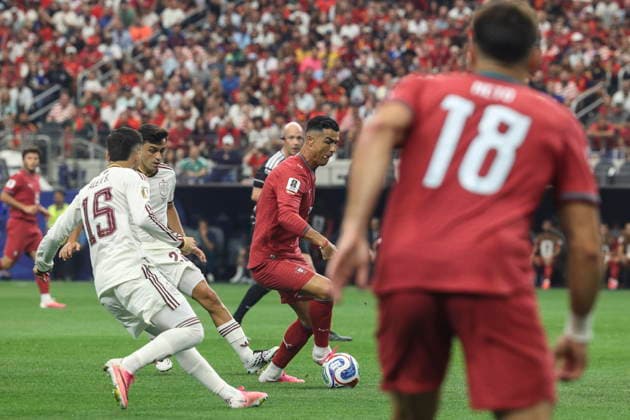 FIFA World Cup, WM, Weltmeisterschaft, Fussball 2026 - Round of 16 - Portugal vs Spain Portugal s Cristiano Ronaldo (C) in action against Spain s Alex Baena during the FIFA World Cup 2026 Round of 16 match Portugal against Spain, in Dallas, Texas, USA, 06 July 2026. Arlington United States  Copyright: xMIGUELxA.xLOPESx