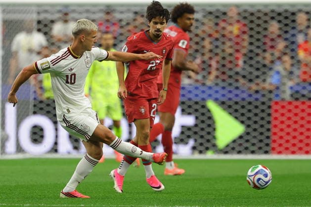 FIFA World Cup, WM, Weltmeisterschaft, Fussball 2026 - Round of 16 - Portugal vs Spain Dani Olmo (L) of Spain in action against Vitinha of Portugal during the FIFA World Cup 2026 Round of 16 match Portugal against Spain, in Dallas, USA, 06 July 2026. DALLAS United States  Copyright: xCHRISTOPHERxNEUNDORFx