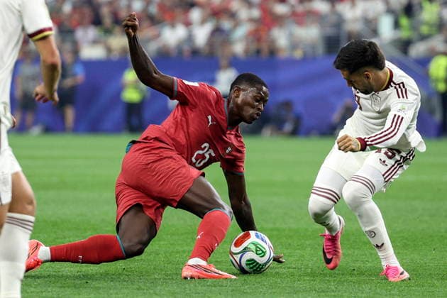 FIFA World Cup, WM, Weltmeisterschaft, Fussball 2026 - Round of 16 - Portugal vs Spain Portugal s Nuno Mendes (L) in action against Spain s Alex Baena (R) during the FIFA World Cup 2026 Round of 16 match Portugal against Spain, in Dallas, Texas, USA, 06 July 2026. Arlington United States  Copyright: xMIGUELxA.xLOPESx