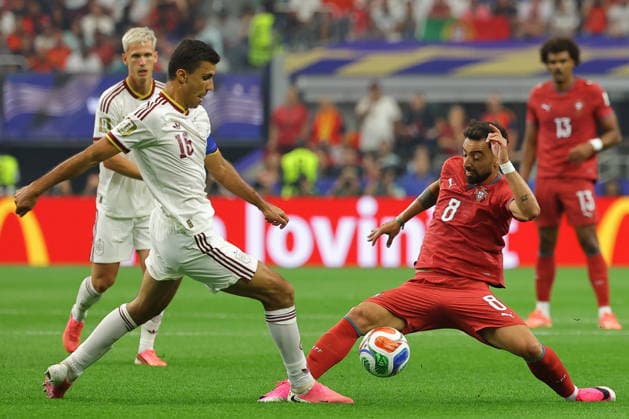 FIFA World Cup, WM, Weltmeisterschaft, Fussball 2026 - Round of 16 - Portugal vs Spain Rodri (L) of Spain in action against Bruno Fernandes of Portugal during the FIFA World Cup 2026 Round of 16 match Portugal against Spain, in Dallas, USA, 06 July 2026. DALLAS United States  Copyright: xCHRISTOPHERxNEUNDORFx