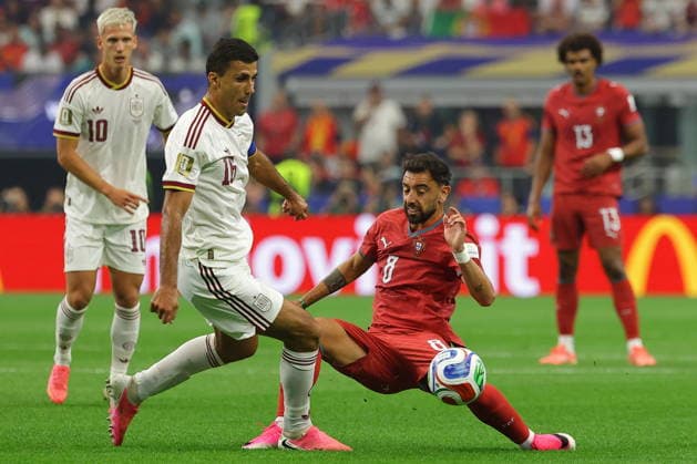FIFA World Cup, WM, Weltmeisterschaft, Fussball 2026 - Round of 16 - Portugal vs Spain Rodri (L) of Spain in action against Bruno Fernandes of Portugal during the FIFA World Cup 2026 Round of 16 match Portugal against Spain, in Dallas, USA, 06 July 2026. DALLAS United States  Copyright: xCHRISTOPHERxNEUNDORFx