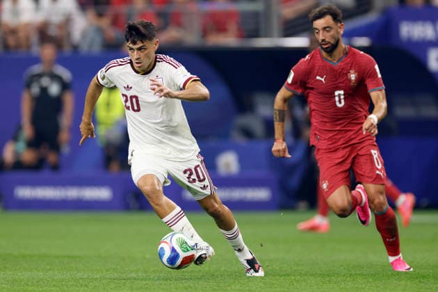 Portugal v Spain: Round of 16 - FIFA World Cup, WM, Weltmeisterschaft, Fussball 2026 Pedri of Spain and Bruno Fernandes of Portugal challenge during the FIFA World Cup 2026 Round Of 16 match between Portugal and Spain at Dallas Stadium on July 6, 2026 in Arlington, United States. Arlington Dallas Stadium TX United States Copyright: xAllstarxPicturexLibraryxLtdx