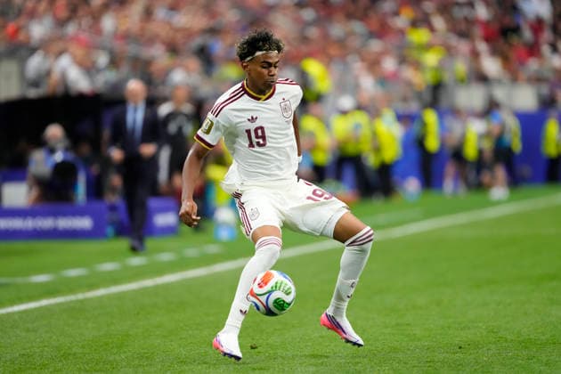 July 6, 2026, Arlington, Texas, United States: Lamine Yamal of Spain controls the ball during the FIFA World Cup, WM, Weltmeisterschaft, Fussball 2026 Round Of 16 match between Portugal and Spain at Dallas Stadium on July 6, 2026 in Arlington, United States. Portugal V Spain: Round Of 16 - FIFA World Cup 2026  - ZUMAa181 20260706_zaa_a181_002 Copyright: xJosexBretonx