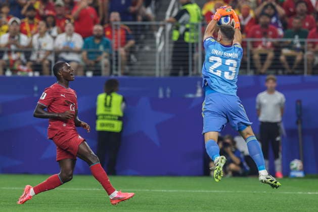 FIFA World Cup, WM, Weltmeisterschaft, Fussball 2026 - Round of 16 - Portugal vs Spain Portugal s Nuno Mendes (L) in action against Spain s goalkeeper Unai Simon during the FIFA World Cup 2026 Round of 16 match Portugal against Spain, in Dallas, Texas, USA, 06 July 2026. Arlington United States  Copyright: xMIGUELxA.xLOPESx