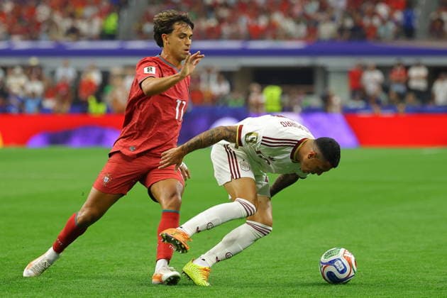 FIFA World Cup, WM, Weltmeisterschaft, Fussball 2026 - Round of 16 - Portugal vs Spain Pedro Porro (R) of Spain in action against Joao Felix of Portugal during the FIFA World Cup 2026 Round of 16 match Portugal against Spain, in Dallas, USA, 06 July 2026. DALLAS United States  Copyright: xCHRISTOPHERxNEUNDORFx