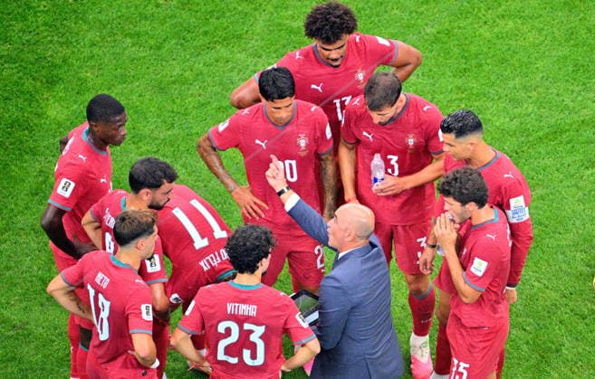 FIFA World Cup, WM, Weltmeisterschaft, Fussball 2026 - Round of 16 - Portugal vs Spain Portugal s head coach Roberto Martinez talks to hos players during the FIFA World Cup 2026 Round of 16 match Portugal against Spain, in Dallas, USA, 06 July 2026. DALLAS United States  Copyright: xSAMxWASSONx