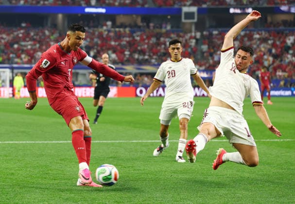Portugal s Cristiano Ronaldo (7) makes an attempt on goal as Spain s Aymeric Laporte tries to block during the first half of their Round of 16 FIFA World Cup, WM, Weltmeisterschaft, Fussball match at Dallas Stadium in Dallas, Texas, on Monday, July 6, 2026.  DAL20260706903 CHRISTIANxBRUNSKILL