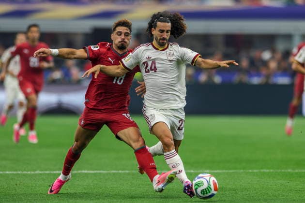 FIFA World Cup, WM, Weltmeisterschaft, Fussball 2026 - Round of 16 - Portugal vs Spain Portugal s Pedro Neto (L) in action against Spain s Marc Cucurella during the FIFA World Cup 2026 Round of 16 match Portugal against Spain, in Dallas, Texas, USA, 06 July 2026. Arlington United States  Copyright: xMIGUELxA.xLOPESx