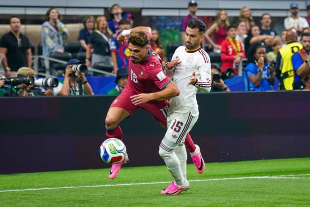 USA: Fussball FIFA World Cup, WM, Weltmeisterschaft, Fussball 2026, Achtelfinale - Spanien vs Portugal - AT&T Stadium (Dallas Stadium) in Arlington: Pedro Neto (Portugal 18) und Alex Baena (Spanien 15) im Zweikampf *** USA Soccer 2026 FIFA World Cup, Round of 16: Spain vs. Portugal at AT&T Stadium in Arlington. Pedro Neto (Portugal, 18) and Alex Baena (Spain, 15) in a tackle. Copyright: xJOERANxSTEINSIEKx