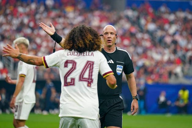 USA: Fussball FIFA World Cup, WM, Weltmeisterschaft, Fussball 2026, Achtelfinale - Spanien vs Portugal - AT&T Stadium (Dallas Stadium) in Arlington: Schiedsrichter Anthony Taylor (England) mit Marc Cucurella (Spanien 24) *** USA Soccer 2026 FIFA World Cup, Round of 16: Spain vs. Portugal at AT&T Stadium in Arlington, Texas. Referee: Anthony Taylor (England). Marc Cucurella (Spain) 24 Copyright: xJOERANxSTEINSIEKx