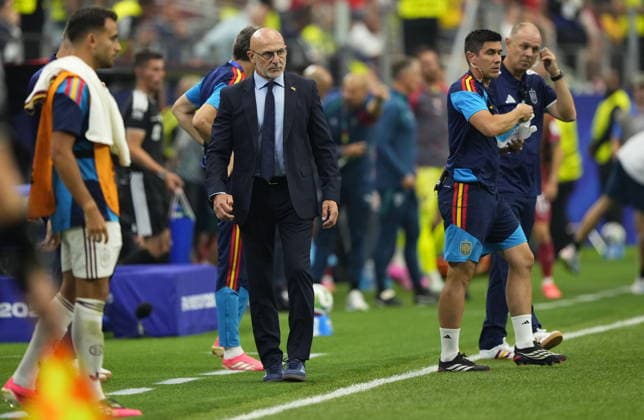 FIFA World Cup, WM, Weltmeisterschaft, Fussball 2026 - Round of 16 - Portugal vs Spain Spain s head coach Luis de la Fuente looks on during the first hydration break in the FIFA World Cup 2026 Round of 16 match Portugal against Spain, in Dallas, USA, 06 July 2026. DALLAS United States  Copyright: xJEFFREYxMCWHORTERx