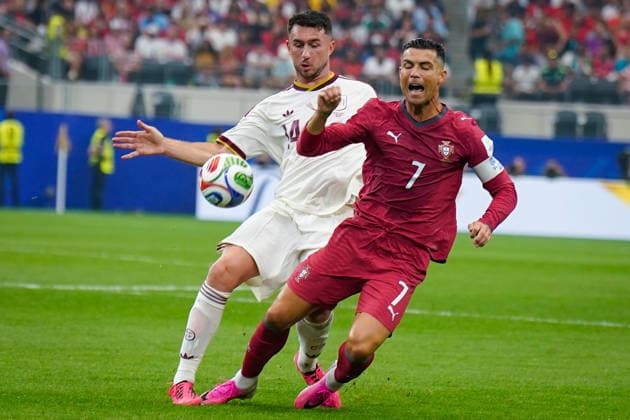 USA: Fussball FIFA World Cup, WM, Weltmeisterschaft, Fussball 2026, Achtelfinale - Spanien vs Portugal - AT&T Stadium (Dallas Stadium) in Arlington: Cristiano Ronaldo (Portugal 7) und Eric Garcia (Spanien 4) *** USA Soccer 2026 FIFA World Cup, Round of 16: Spain vs. Portugal at AT&T Stadium in Arlington; Cristiano Ronaldo (Portugal) 7, Eric Garcia (Spain) 4 Copyright: xJOERANxSTEINSIEKx