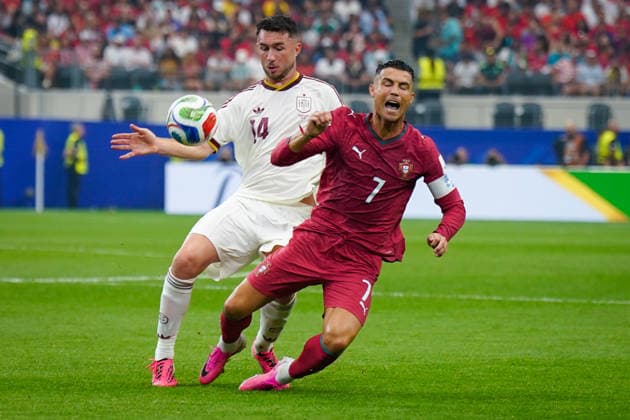 USA: Fussball FIFA World Cup, WM, Weltmeisterschaft, Fussball 2026, Achtelfinale - Spanien vs Portugal - AT&T Stadium (Dallas Stadium) in Arlington: Cristiano Ronaldo (Portugal 7) und Eric Garcia (Spanien 4) *** USA Soccer 2026 FIFA World Cup, Round of 16: Spain vs. Portugal at AT&T Stadium in Arlington; Cristiano Ronaldo (Portugal) 7, Eric Garcia (Spain) 4 Copyright: xJOERANxSTEINSIEKx