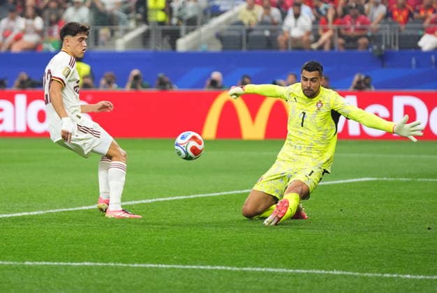 FIFA World Cup, WM, Weltmeisterschaft, Fussball 2026 - Round of 16 - Portugal vs Spain Portugal goalkeeper Diogo Costa (R) in action during the FIFA World Cup 2026 Round of 16 match Portugal against Spain, in Dallas, USA, 06 July 2026. DALLAS United States  Copyright: xJEFFREYxMCWHORTERx