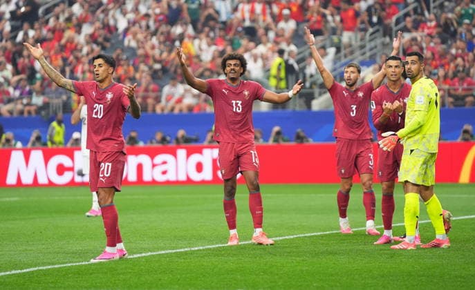 FIFA World Cup, WM, Weltmeisterschaft, Fussball 2026 - Round of 16 - Portugal vs Spain Players of Portugal complain during the FIFA World Cup 2026 Round of 16 match Portugal against Spain, in Dallas, USA, 06 July 2026. DALLAS United States  Copyright: xJEFFREYxMCWHORTERx