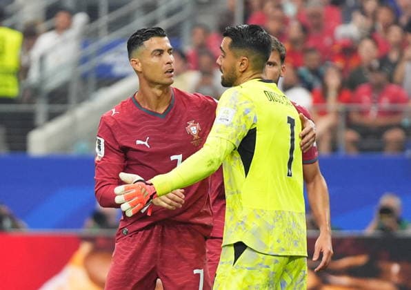 FIFA World Cup, WM, Weltmeisterschaft, Fussball 2026 - Round of 16 - Portugal vs Spain Cristiano Ronaldo of Portugal (L) and Portugal goalkeeper Diogo Costa shake hands during the FIFA World Cup 2026 Round of 16 match Portugal against Spain, in Dallas, USA, 06 July 2026. DALLAS United States  Copyright: xJEFFREYxMCWHORTERx