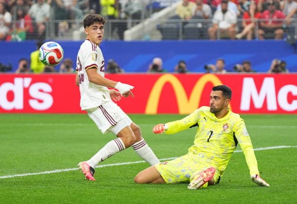 FIFA World Cup, WM, Weltmeisterschaft, Fussball 2026 - Round of 16 - Portugal vs Spain Pau Cubarsi of Spain (L) and Portugal goalkeeper Diogo Costa in action during the FIFA World Cup 2026 Round of 16 match Portugal against Spain, in Dallas, USA, 06 July 2026. DALLAS United States  Copyright: xJEFFREYxMCWHORTERx