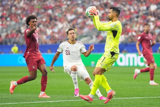 FIFA World Cup, WM, Weltmeisterschaft, Fussball 2026 - Round of 16 - Portugal vs Spain Portugal goalkeeper Diogo Costa (R) in action during the FIFA World Cup 2026 Round of 16 match Portugal against Spain, in Dallas, USA, 06 July 2026. DALLAS United States  Copyright: xJEFFREYxMCWHORTERx