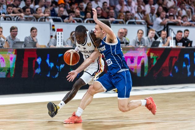 GER, FIBA Basketball World Cup 2027, European Qualifiers, Deutschland-Zypern. 06.07.2026, Brose Arena, Bamberg, GER, FIBA Basketball World Cup 2027, European Qualifiers, Deutschland-Zypern. Dennis Schröder (Deutschland, No17), Stefanos Tigkas (Zypern, No23) Â Foto: Alexander Trienitz Bamberg Brose Arena Bayern Deutschland *** GER, 2027 FIBA Basketball World Cup, European Qualifiers, Germany vs. Cyprus, July 6, 2026, Brose Arena, Bamberg, GER, FIBA Basketball World Cup 2027, European Qualifiers, Germany vs. Cyprus: Dennis Schröder (Germany, No. 17) and Stefanos Tigkas (Cyprus, No. 23). Photo by Alexander Trienitz, Bamberg, Brose Arena, Bavaria, Germany