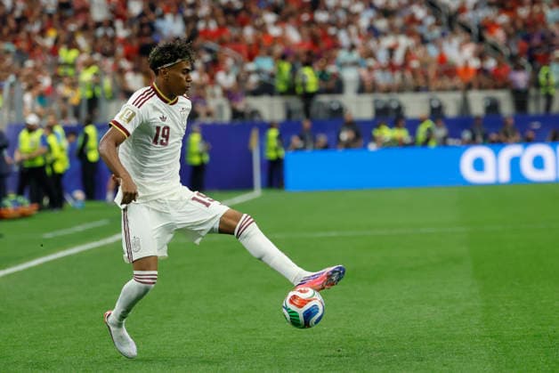 Lamine Yamal of Spain controls the ball in a Round of 16 match at the 2026 FIFA World Cup, WM, Weltmeisterschaft, Fussball between Portugal and Spain at AT&T Stadium in Arlington, United States, 06 July 2026. FIFA World Cup 2026 - Round of 16 Portugal vs. Spain !ACHTUNG: NUR REDAKTIONELLE NUTZUNG!  Copyright: xMariscalx GR1283 20260706-55020820140_1