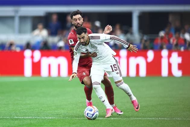 Alex Baena of Spain and Bruno Fernandes of Portugal Portugal v Spain 2026 FIFA World Cup, WM, Weltmeisterschaft, Fussball Round of 16, Football, Dallas Stadium, Arlington, Texas, USA - 06 Jul 2026Arlington Dallas Stadium Texas (TX) United States of America  Copyright: xMichaelxZemanek Shutterstockx 16980007ab
