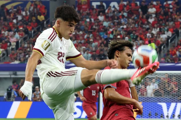 João Félix (R) of Portugal vies for the ball with Pau Cubarsí of Spain in a Round of 16 match at the 2026 FIFA World Cup, WM, Weltmeisterschaft, Fussball between Portugal and Spain at AT&T Stadium in Arlingtone, United States, 06 July 2026. FIFA World Cup 2026 - Round of 16 - Portugal vs Spain !ACHTUNG: NUR REDAKTIONELLE NUTZUNG!  Copyright: xLavandeiraxJrx AMDEP8377 20260706-55020820158_1