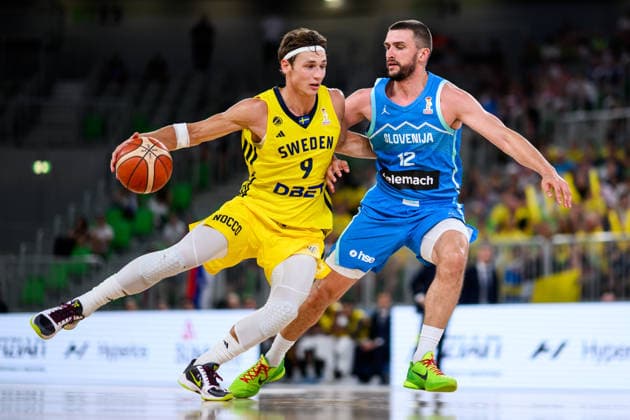 260706 Pelle Larsson of Sweden and Rok Radovic of Slovenia during the FIBA World Cup Qualifier game between Slovenia and Sweden on July 6, 2026 in Ljubljana. Photo: Martin Metelko BILDBYRAN kod 0032 basket basketball vm-kval kval fiba world cup qualifiers slovenien sverige slovenia sweden bbeng *** July 6, 2026: Pelle Larsson of Sweden and Rok Radovic of Slovenia during the FIBA World Cup Qualifier game between Slovenia and Sweden on July 6, 2026 in Ljubljana. Photo by Martin Metelko. BILDBYRAN code 0032 basketball FIBA World Cup qualifiers Slovenia Sweden bbeng  Copyright: MARTINxMETELKO BB260706ZF053