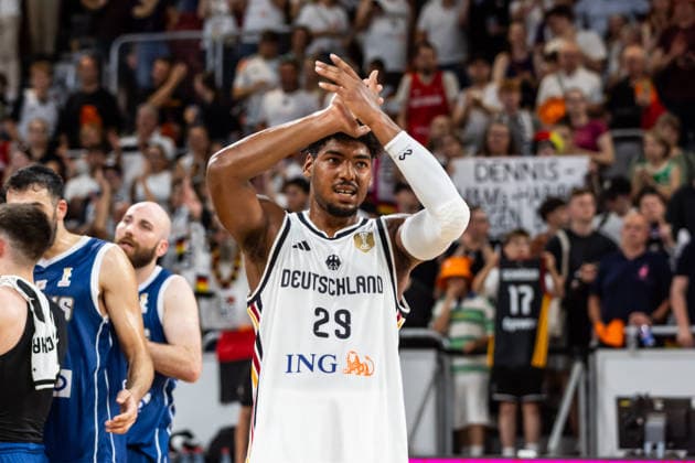 GER, FIBA Basketball World Cup 2027, European Qualifiers, Deutschland-Zypern. 06.07.2026, Brose Arena, Bamberg, GER, FIBA Basketball World Cup 2027, European Qualifiers, Deutschland-Zypern. Kostja Mushidi (Deutschland, No29) bedankt sich bei den Fans Â *** GER, 2027 FIBA Basketball World Cup, European Qualifiers, Germany vs. Cyprus, July 6, 2026, Brose Arena, Bamberg, GER, FIBA Basketball World Cup 2027, European Qualifiers, Germany vs. Cyprus: Kostja Mushidi (No. 29) of Germany thanks the fans Â Nordphotox xTrienitz nph00051