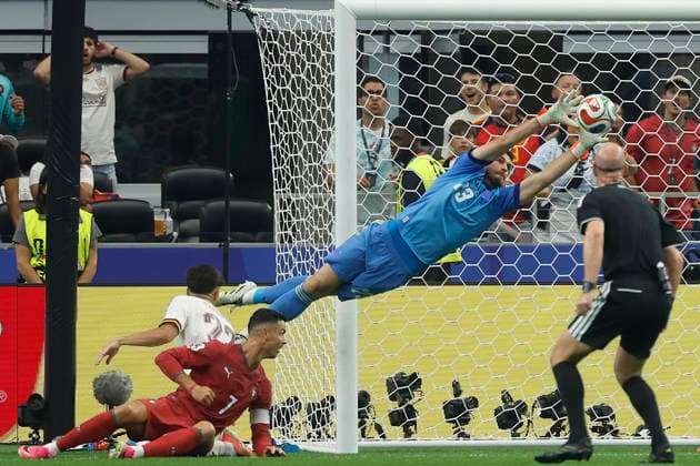 Unai Simón (C) of Spain controls the ball in a Round of 16 match at the 2026 FIFA World Cup, WM, Weltmeisterschaft, Fussball between Portugal and Spain at AT&T Stadium in Arlington, United States, 06 July 2026. FIFA World Cup 2026 - Round of 16 Portugal vs. Spain !ACHTUNG: NUR REDAKTIONELLE NUTZUNG!  Copyright: xMariscalx GR1319 20260706-55020820179_1