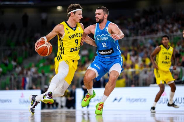 260706 Pelle Larsson of Sweden and Rok Radovic of Slovenia during the FIBA World Cup Qualifier game between Slovenia and Sweden on July 6, 2026 in Ljubljana. Photo: Martin Metelko BILDBYRAN kod 0032 basket basketball vm-kval kval fiba world cup qualifiers slovenien sverige slovenia sweden bbeng *** July 6, 2026: Pelle Larsson of Sweden and Rok Radovic of Slovenia during the FIBA World Cup Qualifier game between Slovenia and Sweden on July 6, 2026 in Ljubljana. Photo by Martin Metelko. BILDBYRAN code 0032 basketball FIBA World Cup qualifiers Slovenia Sweden bbeng  Copyright: MARTINxMETELKO BB260706ZT049