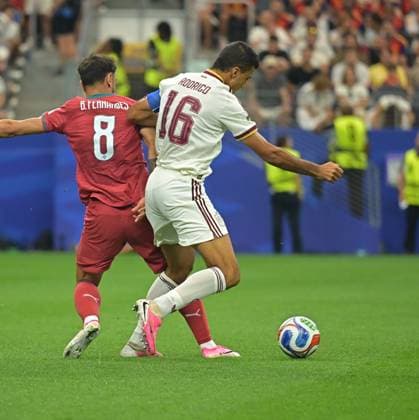 Spain face Portugal in FIFA World Cup, WM, Weltmeisterschaft, Fussball 2026 Round of 16 in Dallas DALLAS, TEXAS, USA JULY 6, 2026: Spain s Rodrigo Hernandez Rodri ( 16) dribbles past Portugal s Bruno Fernandes ( 8) during the FIFA World Cup 2026 Round of 16 match at Dallas Stadium in Dallas, Texas, USA. DALLAS US Copyright: x xwalidxibrahimx xJNAxPressx