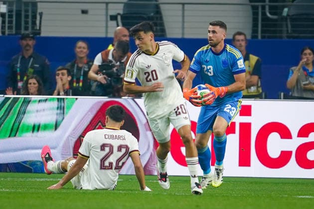 USA: Fussball FIFA World Cup, WM, Weltmeisterschaft, Fussball 2026, Achtelfinale - Spanien vs Portugal - AT&T Stadium (Dallas Stadium) in Arlington: Unai Simon (Spanien 23) Pedri (Spanien 20) Pau Cubarsi (Spanien 22) *** USA Soccer 2026 FIFA World Cup, Round of 16: Spain vs. Portugal at AT&T Stadium in Dallas, Arlington; Unai Simon (Spain, 23), Pedri (Spain, 20), Pau Cubarsi (Spain, 22) Copyright: xJOERANxSTEINSIEKx
