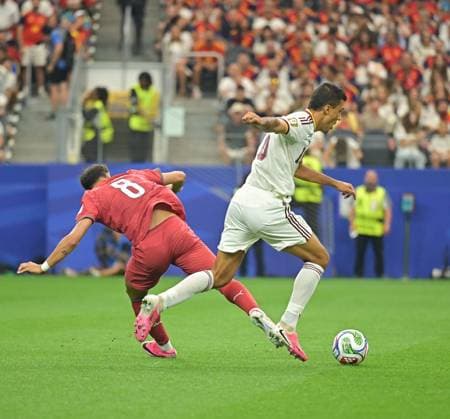 Spain face Portugal in FIFA World Cup, WM, Weltmeisterschaft, Fussball 2026 Round of 16 in Dallas DALLAS, TEXAS, USA JULY 6, 2026: Spain s Rodrigo Hernandez Rodri ( 16) dribbles past Portugal s Bruno Fernandes ( 8) during the FIFA World Cup 2026 Round of 16 match at Dallas Stadium in Dallas, Texas, USA. DALLAS US Copyright: x xwalidxibrahimx xJNAxPressx