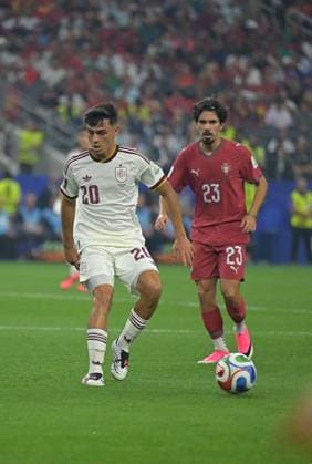 Spain face Portugal in FIFA World Cup, WM, Weltmeisterschaft, Fussball 2026 Round of 16 in Dallas DALLAS, TEXAS, USA JULY 6, 2026: Spain s Pedri ( 20) advances with the ball as Portugal s Vitinha ( 23) tracks back during the FIFA World Cup 2026 Round of 16 match at Dallas Stadium in Dallas, Texas, USA. DALLAS US Copyright: x xwalidxibrahimx xJNAxPressx