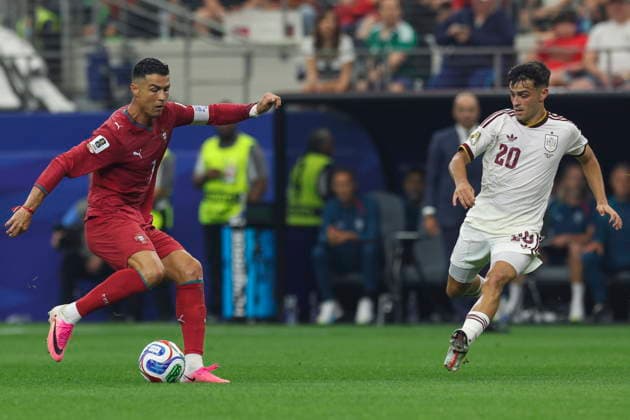 FIFA World Cup, WM, Weltmeisterschaft, Fussball 2026 - Round of 16 - Portugal vs Spain Portuga s Cristiano Ronaldo (L) in action against Spain s Pedri during the FIFA World Cup 2026 Round of 16 match Portugal against Spain, in Dallas, Texas, USA, 06 July 2026. Arlington United States  Copyright: xMIGUELxA.xLOPESx